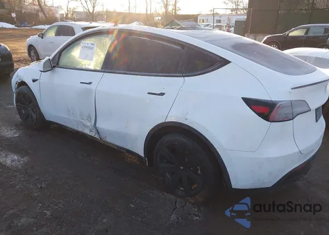 2024 Tesla Model Y Long Range Dual Motor All-Wheel Drive/Rwd z USA, uszkodzony, nr VIN 7SAYGDED8RF089268